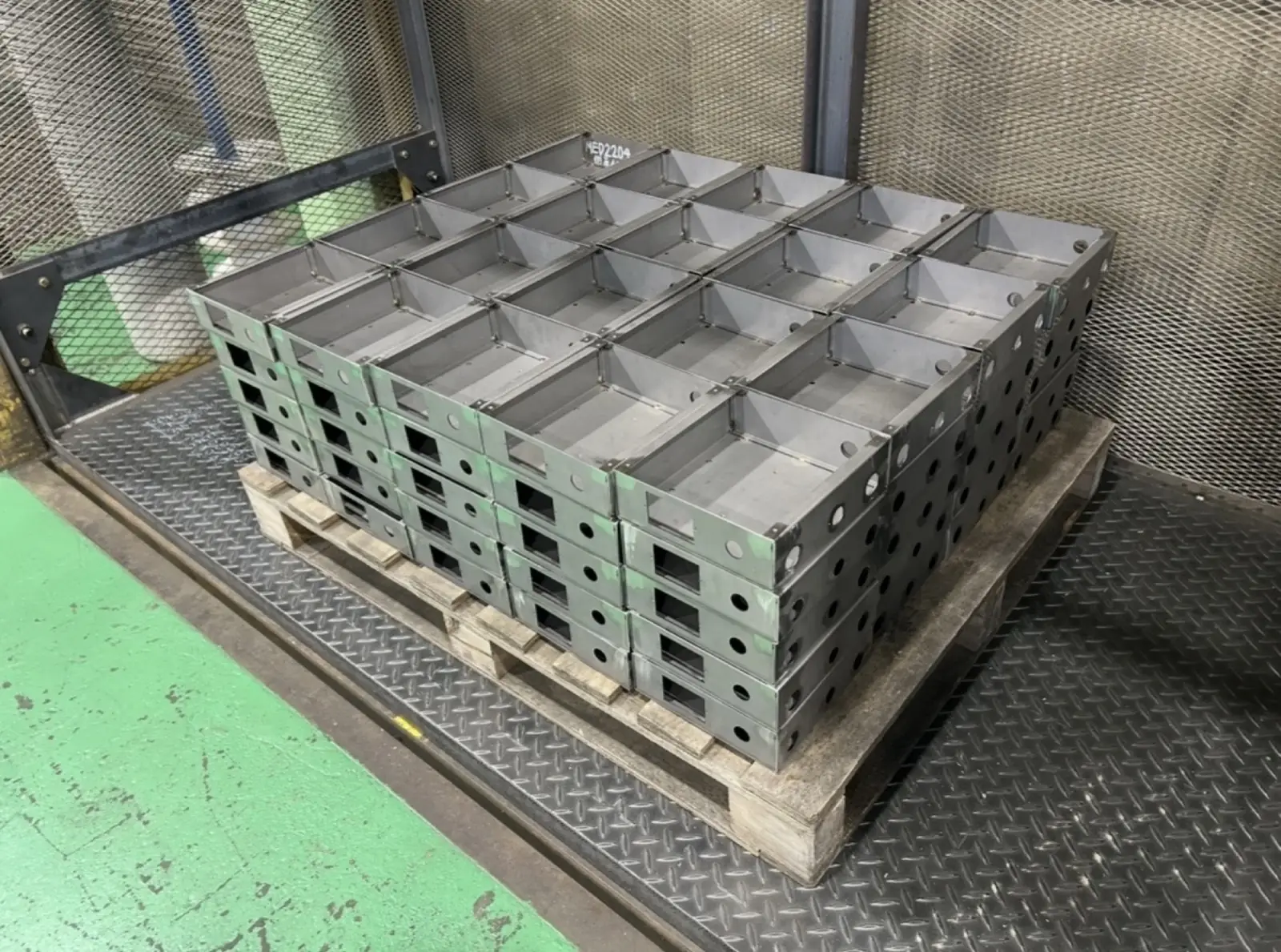 パレットに整然と並べられた複数の板金製品