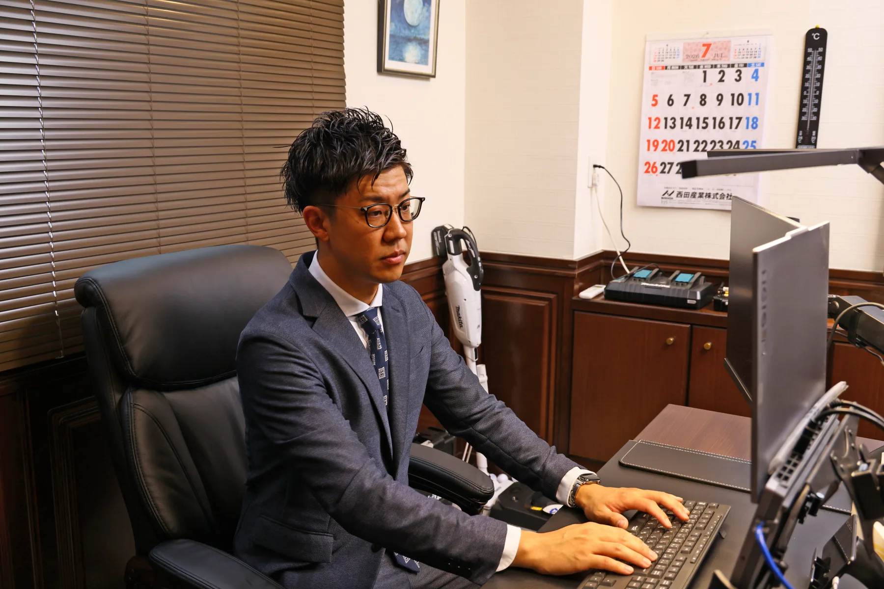 デスクで図面や仕様を確認するK・S工業株式会社 代表取締役 岸畑修平