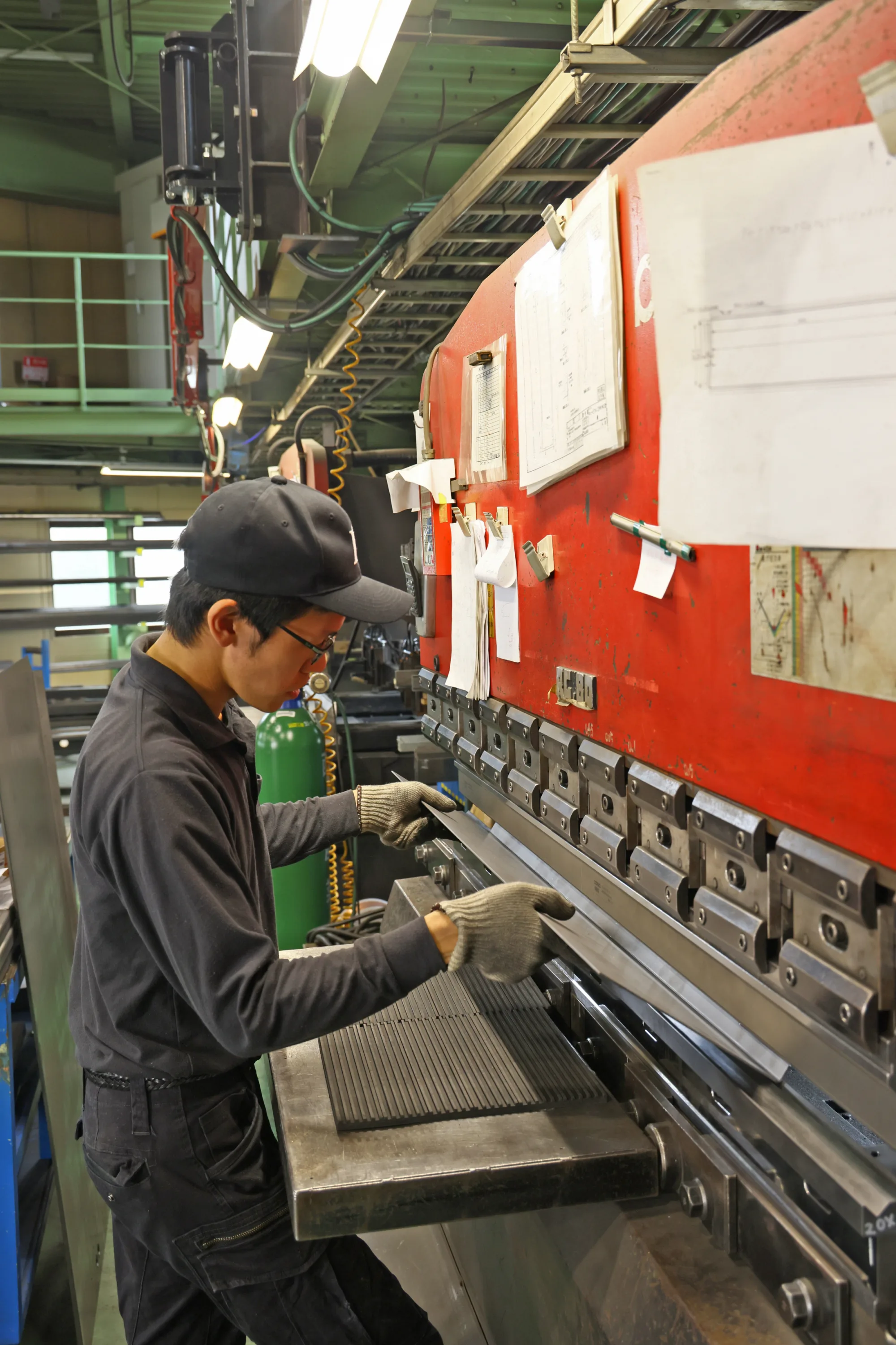 K・S工業の工場でプレスブレーキを操作する若手技術者